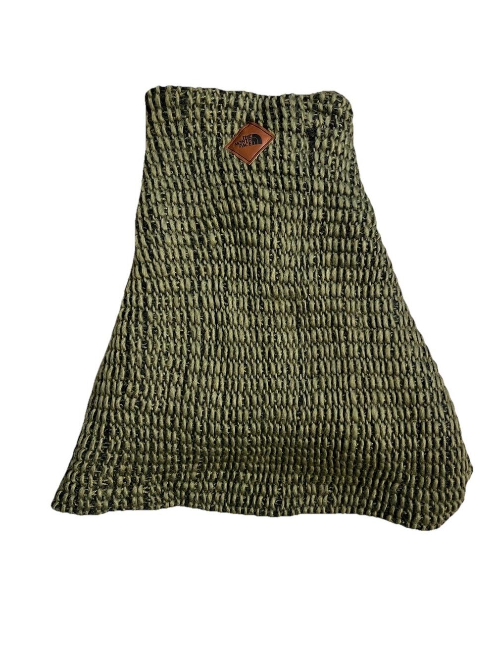 The North Face Womenās Chunky Knit Infinity Scarf Green Black Marled OS